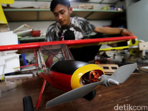 Melihat Pembuatan Pesawat Aeromodeling Berbahan Bakar Bensin