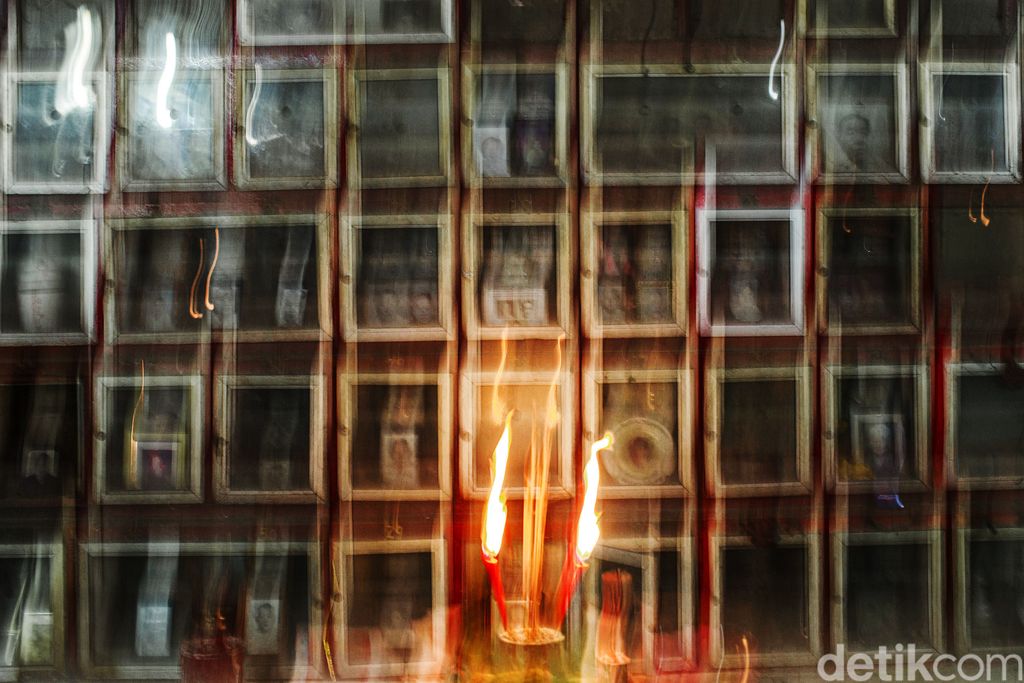 Banyak orang tak tahu proses kremasi dan kematian warga Tionghoa itu dijalankan. detikcom mencoba merekam secuil cerita budaya Tionghoa itu dari permukiman Cina Benteng, Tangerang. Hal itu dilakukan sebagai tradisi dari warga keturunan Tionghoa untuk menghormati keluarga yang telah meninggal. Mulai dari dilarung ke laut, dikubur, disimpan di rumah abu hingga abu jenazah yang disimpan di dalam rumah. Tentunya semua itu dilakukan atas wasiat dari pewaris.