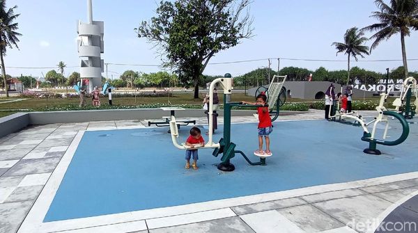 Menikmati Ruang Publik Alun-alun Paamprokan Pangandaran