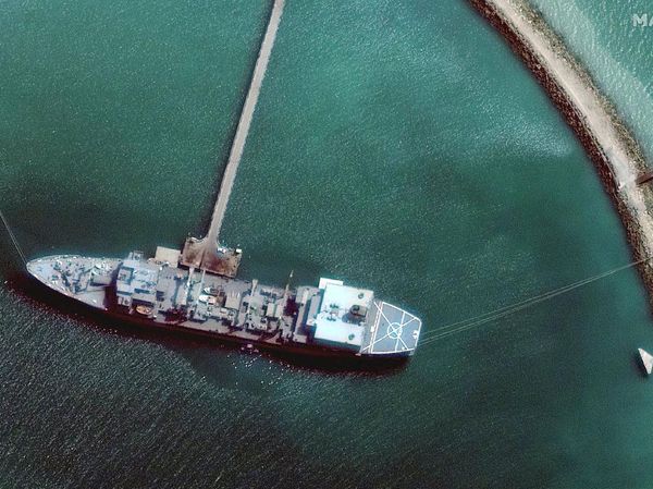 Minyak dari Kapal Iran yang Terbakar Cemari Teluk Oman