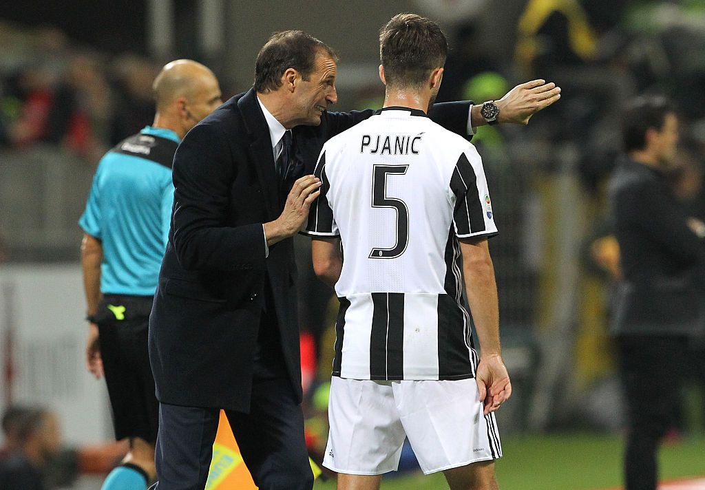 MILAN, ITALY - OCTOBER 22:  Juventus FC coach Massimiliano Allegri issues instructions to his player Miralem Pjanic during the Serie A match between AC Milan and Juventus FC at Stadio Giuseppe Meazza on October 22, 2016 in Milan, Italy.  (Photo by Marco Luzzani/Getty Images)