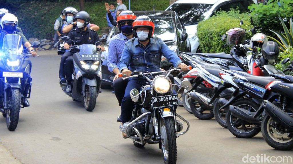 Momen AHY-Ridwan Kamil Boncengan Naik Motor di Bandung