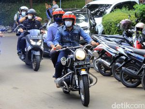 Momen AHY-Ridwan Kamil Boncengan Naik Motor di Bandung