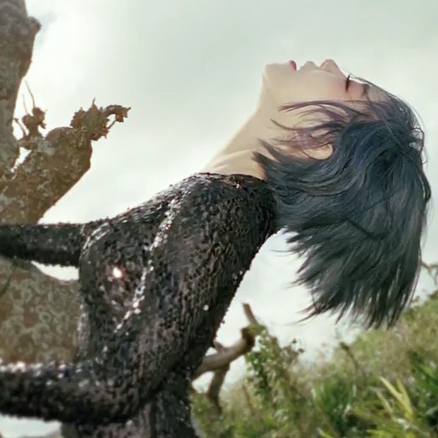 Gain harus mengubah hampir secara keseluruhan gerakan dancenya pada lagu Paradise Lost.