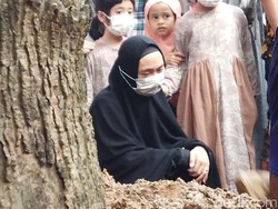 Prosesi Pemakaman Ayah Oki Setiana Dewi, Ustaz Yusuf Mansyur Gotong Keranda