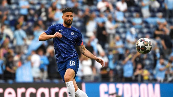 PORTO, PORTUGAL - MAY 29: Olivier Giroud of Chelsea warms up prior to the UEFA Champions League Final between Manchester City and Chelsea FC at Estadio do Dragao on May 29, 2021 in Porto, Portugal. (Photo by Pierre-Philippe Marcou - Pool/Getty Images)