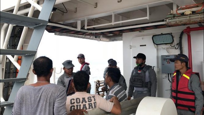 Proses Penyelamatan Nelayan di Perairan Belawan