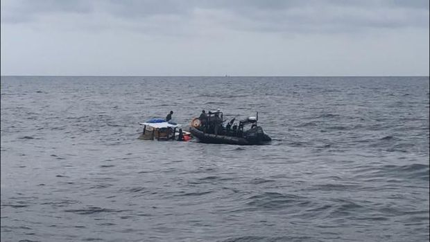 Proses Penyelamatan Nelayan di Perairan Belawan