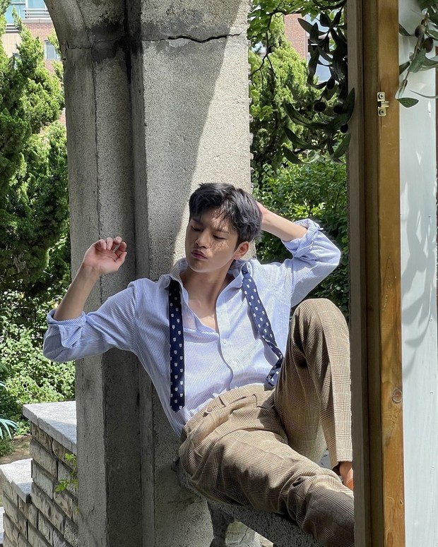 Seo In Guk berpose duduk di atas pembatas teras/instagram.com/seo_cccc