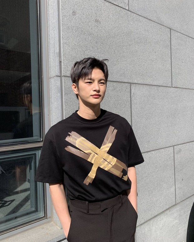 Seo In Guk terlihat tampan dengan tshirt hitam/instagram.com/seo_cccc