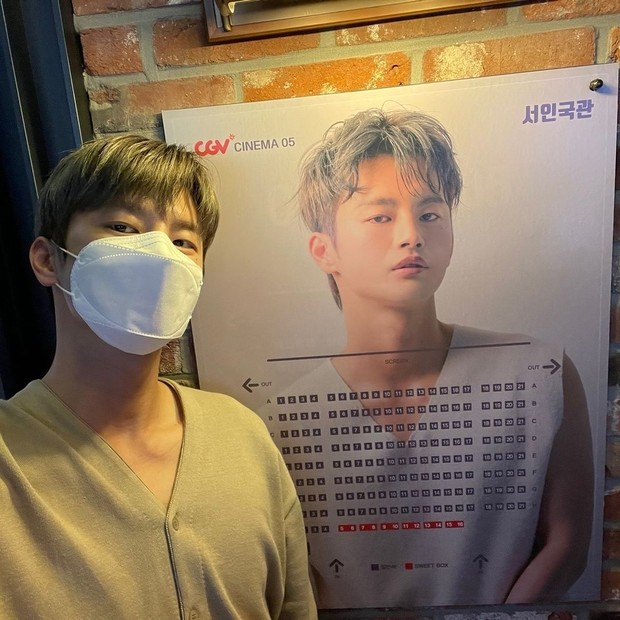 Seo In Guk selfie dengan poster sendiri/instagram.com/seo_cccc