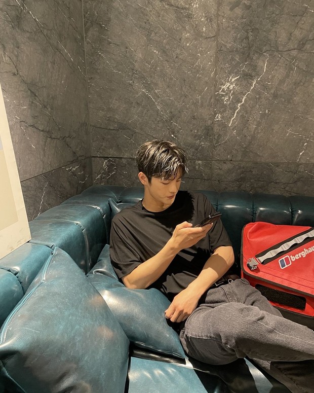 Seo In Guk tampak sedang bermain ponsel/instagram.com/seo_cccc