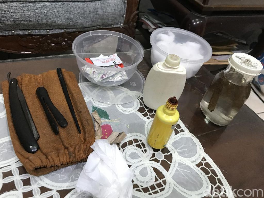 Sunat Tanpa Bius ala Bengkong Betawi, Benarkah Pakai Mistis? Sunat Tanpa Bius ala Bengkong Betawi, Benarkah Pakai Mistis?
