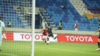 Thailand berhasil unggul lagi 2-1 di awal-awal babak kedua lewat gol Adisak Kraisorn. (Foto: dok. PSSI)