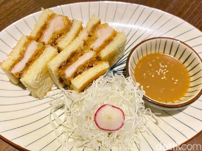 Renyah Juicy Sandwich ala Jepang Isi Beef Katsu