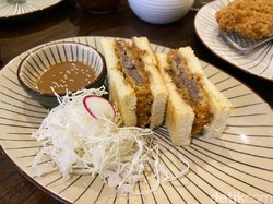 Menikmati Sandwich ala Jepang dengan Isian Beef-Chicken Katsu