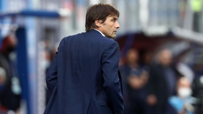 CROTONE, ITALY - MAY 01:  Head coach of Inter Antonio Conte looks on during the Serie A match between FC Crotone and FC Internazionale at Stadio Comunale Ezio Scida on May 01, 2021 in Crotone, Italy. Sporting stadiums around Italy remain under strict restrictions due to the Coronavirus Pandemic as Government social distancing laws prohibit fans inside venues resulting in games being played behind closed doors.  (Photo by Maurizio Lagana/Getty Images)