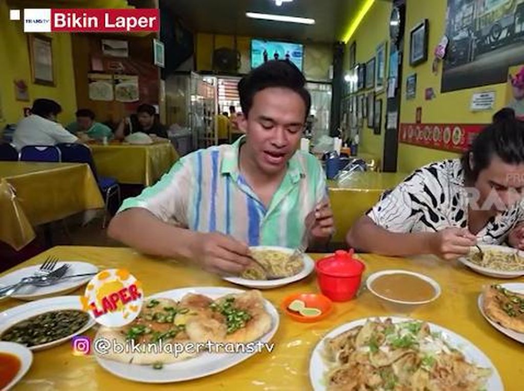 Bikin Laper! Intip Serunya Anwar BAB Coba Martabak Kari Palembang Bikin Laper! Intip Serunya Anwar BAB Coba Martabak Kari Palembang