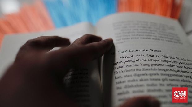 Buku Serat Centhini karangan Agus Wahyudi, Jakarta, 5 Juni 2021. (CNN Indonesia/ Adhi Wicaksono)