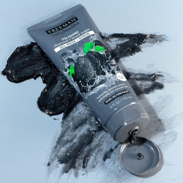 Freeman Charcoal + Black Sugar/instagram.com/freemanbeauty Scrub dengan butiran halus yang tidak mengiritasi kulit menggunakan bahan pilihan yang mampu mengatasi gangguan merugikan.
