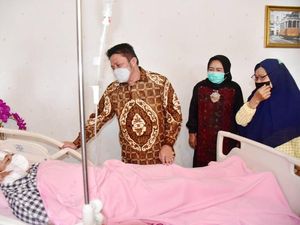 Gubernur Sumsel Jenguk Polisi Korban Penusukan, Janji Beri Penghargaan