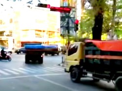 Iring-iringan Truk Terobos Lampu Merah di Makassar