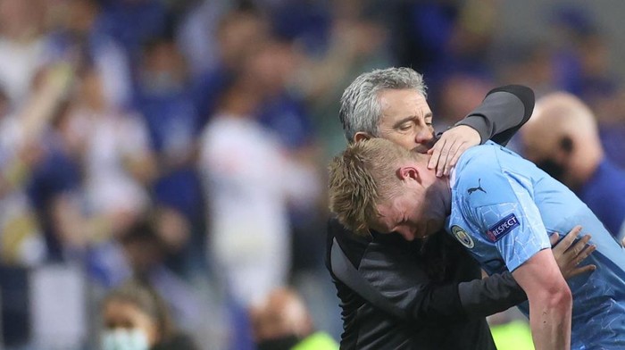 Manchester Citys assistant coach Juan Manuel Lillo (L) consoles Manchester Citys Belgian midfielder Kevin De Bruyne (R) after he is injured during the UEFA Champions League final football match between Manchester City and Chelsea at the Dragao stadium in Porto on May 29, 2021. (Photo by CARL RECINE / POOL / AFP)