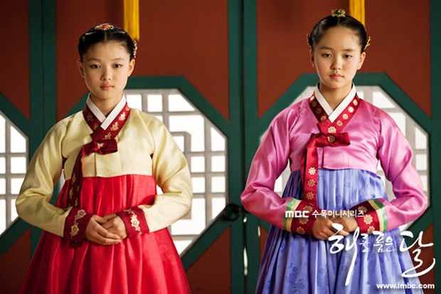 Kim Yoo Jung dan Kim So Hyun dalam 'The Moon Embracing the Sun'/asianwiki.com Kim Yoo Jung dan Kim So Hyun dalam 'The Moon Embracing the Sun'/asianwiki.com