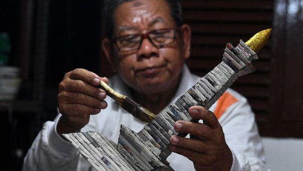 Keren! Miniatur Monas Dibuat dari Koran Bekas Lho