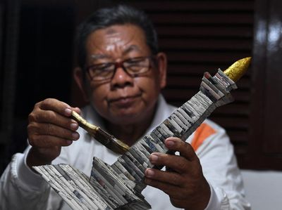 Keren! Miniatur Monas Dibuat dari Koran Bekas Lho