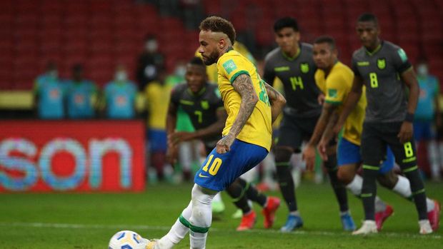 PORTO ALEGRE, BRAZIL - JUNE 04: Neymar Jr. of Brazil takes a penalty kick to score the second goal of his team during a match between Brazil and Ecuador as part of South American Qualifiers for Qatar 2022 at Beira-Rio Stadium on June 04, 2021 in Porto Alegre, Brazil. (Photo by Buda Mendes/Getty Images)