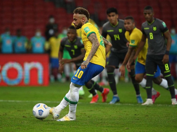 PORTO ALEGRE, BRAZIL - JUNE 04: Neymar Jr. of Brazil takes a penalty kick to score the second goal of his team during a match between Brazil and Ecuador as part of South American Qualifiers for Qatar 2022 at Beira-Rio Stadium on June 04, 2021 in Porto Alegre, Brazil. (Photo by Buda Mendes/Getty Images)