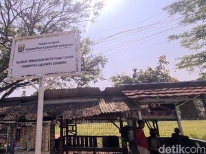 Sengketa Lapangan Bola, Pemkab Sukabumi Pasang Plang Peringatan