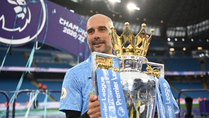 MANCHESTER, ENGLAND - MAY 23: Pep Guardiola, Manager of Manchester City celebrates with the Premier League Trophy as Manchester City are presented with the Trophy as they win the league following the Premier League match between Manchester City and Everton at Etihad Stadium on May 23, 2021 in Manchester, England. A limited number of fans will be allowed into Premier League stadiums as Coronavirus restrictions begin to ease in the UK. (Photo by Michael Regan/Getty Images)