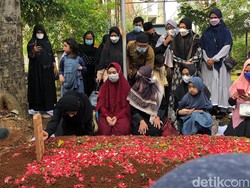 Momen Haru Ria Ricis Bersimpuh di Makam Ayahanda