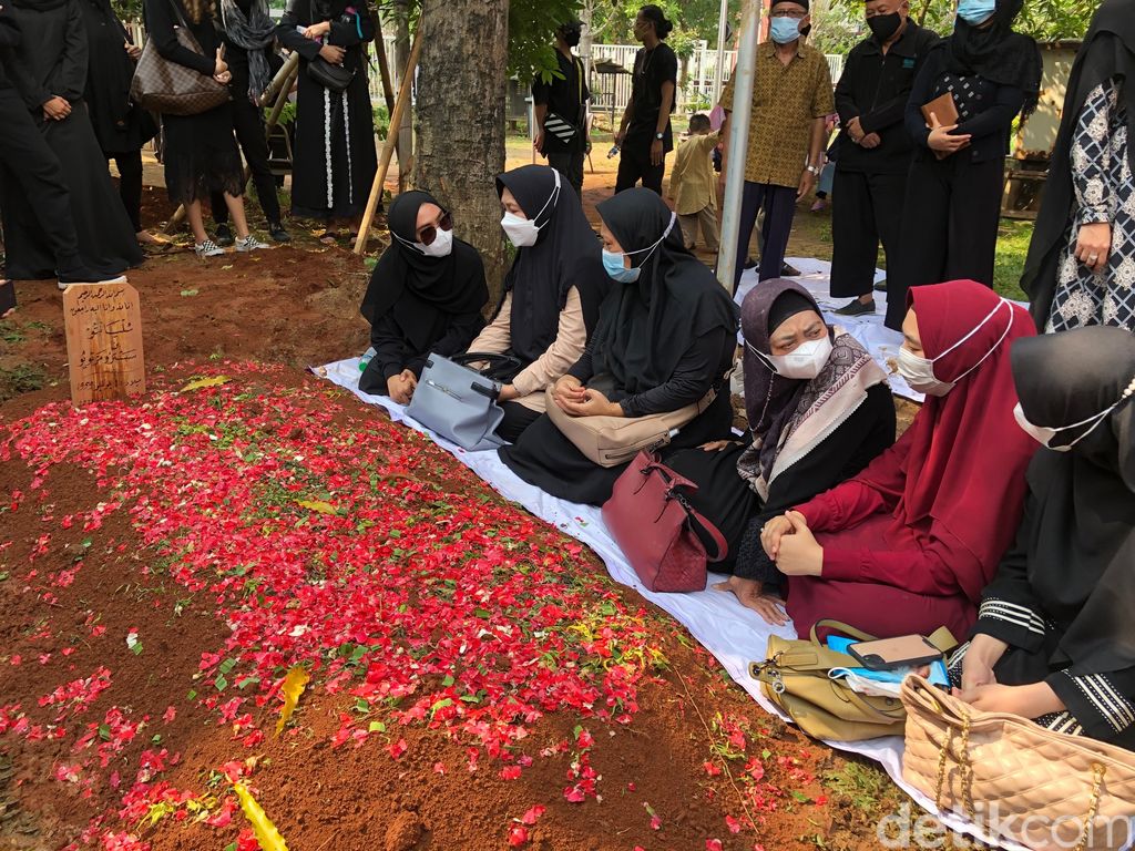 Ria Ricis menyambangi makam sang ayah