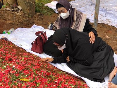 Ria Ricis Telat Tahu Ayah Meninggal, Bersimpuh di Atas Makam