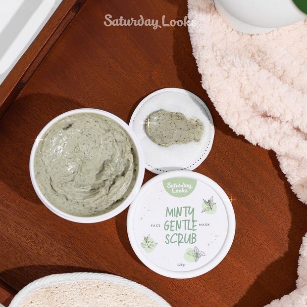 Saturday Looks Minty Gentle Scrub/instagram.com/saturdaylooks Masker wash off dengan kemampuan mengangkat komedo yang baik sekaligus mengembalikan tekstur kulit yang kurang merata.