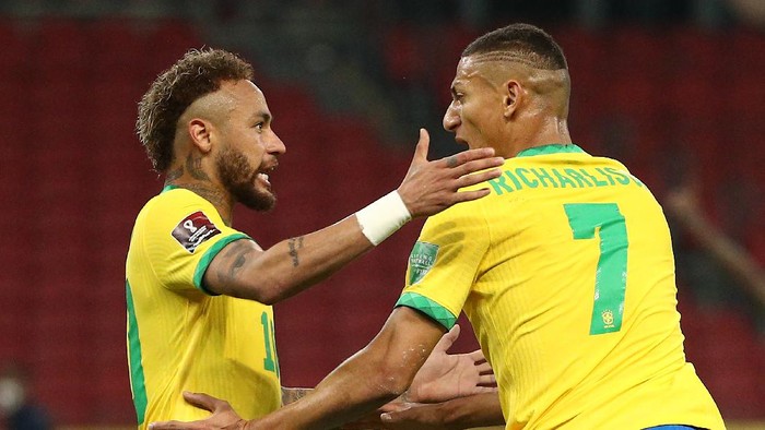 PORTO ALEGRE, BRAZIL - JUNE 04: Richarlison of Brazil celebrates after scoring the first goal of his team with Neymar Jr. during a match between Brazil and Ecuador as part of South American Qualifiers for Qatar 2022 at Beira-Rio Stadium on June 04, 2021 in Porto Alegre, Brazil. (Photo by Buda Mendes/Getty Images)