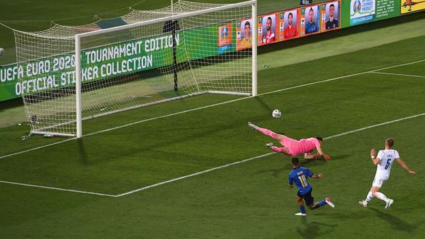 BOLOGNA, ITALY - JUNE 04: Lorenzo Insigne of Italy scores his team third goal during the international friendly match between Italy and Czech Republic at  on June 04, 2021 in Bologna, Italy. (Photo by Alessandro Sabattini/Getty Images)