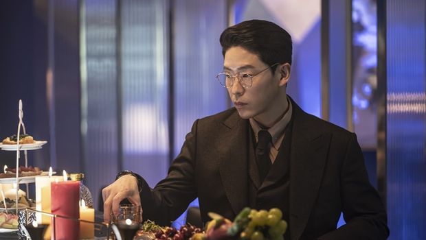 Tokoh Joo Dan Tae memang sangat ikonik dalam drama The Penthouse. Kemampuan akting Uhm Ki Joon patut mendapat apresiasi. Buktinya, penonton sukses dibuat kesal oleh pria yang masih single ini / foto: instagram.com/sbsdrama.official