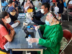 Polisi Sasar Warga Permukiman Padat di Pasar Minggu untuk Vaksin Corona Polisi Sasar Warga Permukiman Padat di Pasar Minggu untuk Vaksin Corona