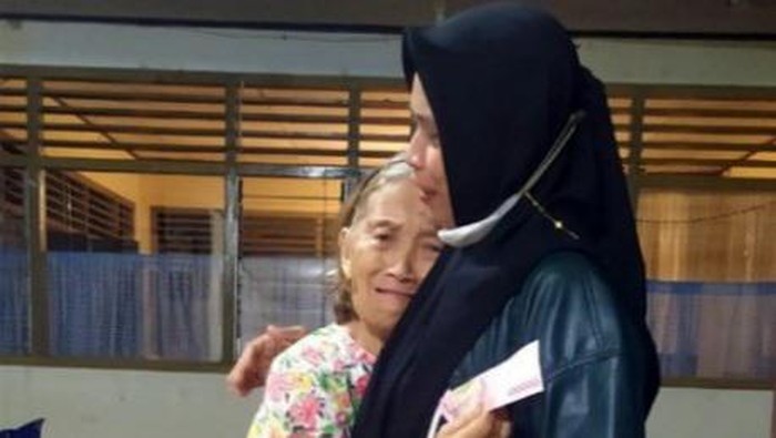 Wanita berhijab membelikan Al-kitab untuk nenek kristiani di Manado (Dok istimewa)