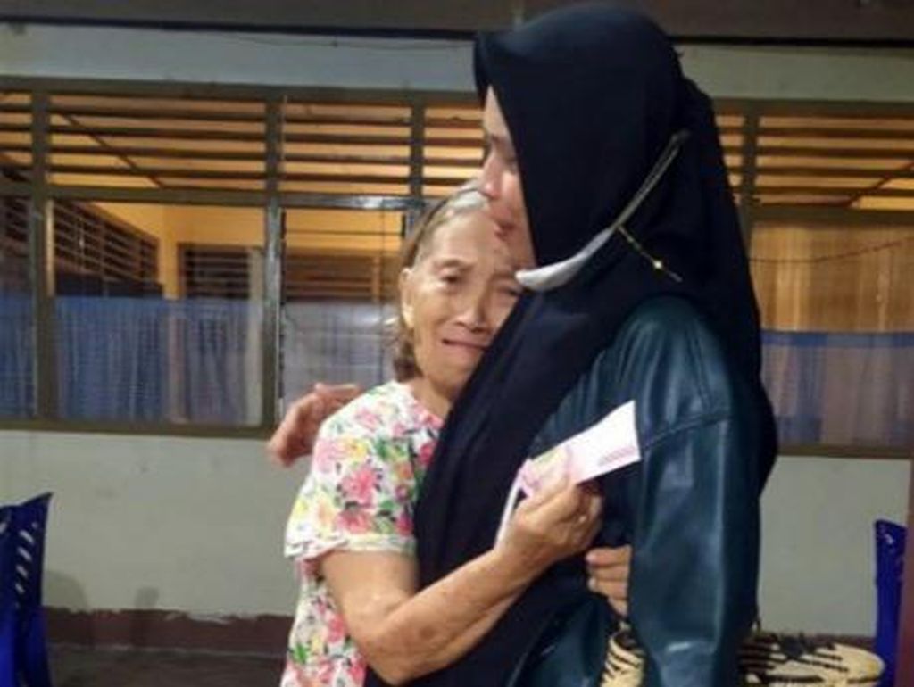 Viral Wanita Berhijab di Manado Belikan Al-Kitab untuk Nenek Kristiani