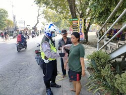 Diduga Depresi Seorang Perempuan Ini Jalan-jalan Tanpa Busana