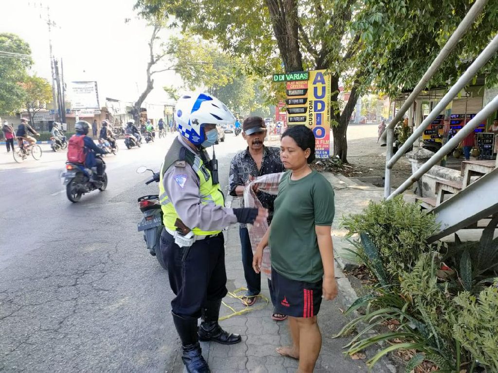 Diduga Depresi Seorang Perempuan Ini Jalan-jalan Tanpa Busana Diduga Depresi Seorang Perempuan Ini Jalan-jalan Tanpa Busana