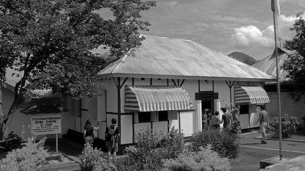 Sejumlah berwisata ke situs rumah pengasingan Bung Karno di Ende, NTT. Rumah Pengasingan Bung Karno adalah rumah yang pernah ditempati oleh Presiden Pertama Indonesia Soekarno saat diasingkan oleh Belanda pada zaman penjajahan dan kini rumah tersebut menjadi destinasi wisata. ANTARA  FOTO/Kornelis Kaha
