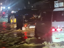 Jalan Menuju Wisata Karang Hawu Tergenang Air, Laju Kendaraan Tersendat