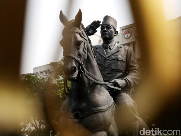 Melihat Dari Dekat Patung Bung Karno Berkuda