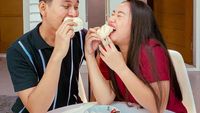 Momen Bahagia Mumuk Gomez dan Sang Kekasih Saat Ngopi dan Makan Roti